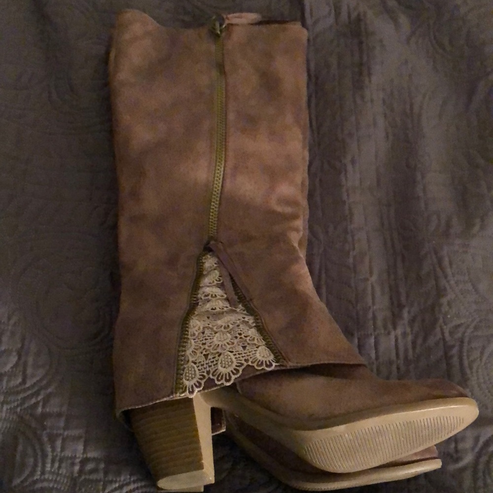 Boots - Picture 4 of 5